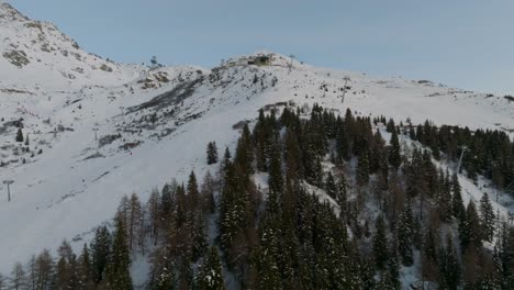 Suiza:-Vista-De-La-Famosa-Estación-De-Esquí-Alpino-Invierno-Alpes-Suizos,-Nieve-En-Las-Laderas-De-Las-Montañas