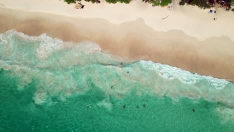 Mahe-Seychelles-Drone-De-Clientes-En-La-Gran-Ola-Del-Océano-Nadando-Y-Se-Aniquiló-Dentro-De-Las-Olas