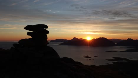 Zeitraffer-Des-Farbenfrohen-Sonnenaufgangs-Hinter-Bergen-Bei-Wunderschöner-Meereslandschaft