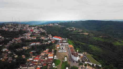 Drohnenaufnahme-Einer-Historischen-Kirche-Und-Stadt-Im-Inneren-Brasiliens,-Berühmt-Für-Die-Architektur-Und-Skulpturen-Von-Propheten
