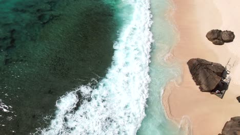 Mahe-Seychellen-Enthüllen-Strand,-Weißen-Sandstrand,-Wellen-Und-Menschen-Am-Hshore