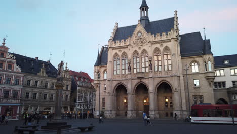 Ayuntamiento-De-Erfurt-En-La-Plaza-Fischmarkt-Con-Hermoso-Edificio-Histórico