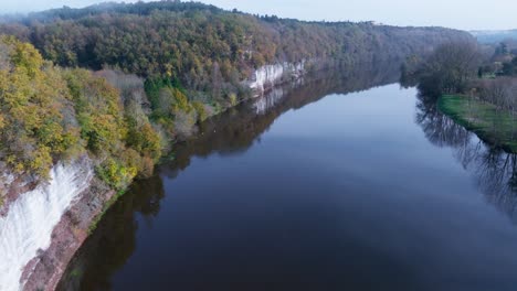 Luftaufnahme-Ganz-In-Der-Nähe-Des-Wassers-Entlang-Einer-Wunderschönen-Klippe,-Bac-De-Sors,-Fluss-Dordogne-In-Frankreich