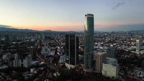 Luftbild-Mit-Blick-Auf-Die-Rio-Churubusco-Avenue-Und-Den-Mitikah-Tower,-Abenddämmerung-In-Benito-Juarez,-Mexiko---Kreisen,-Drohnenaufnahme