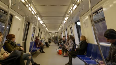 Menschen-Steigen-Aus-Dem-U-Bahn-Wagen