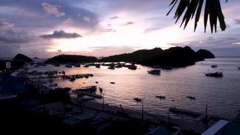 Panoramablick-Auf-Die-Landschaft-Von-Labuan-Bajo-Marina,-Festgemachten-Booten-Und-Tropischen-Inseln-Mit-Sonnenuntergang-In-Der-Dämmerung-Auf-Der-Insel-Flores,-Region-Nusa-Tenggara-In-Ostindonesien