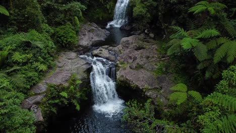 Luftaufnahme-Eines-Wasserfalls-Auf-Den-Philippinen
