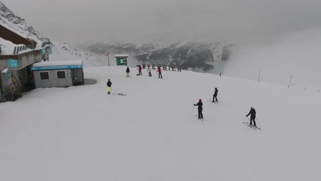Vista-Aérea-De-La-Famosa-Estación-De-Esquí-Alpino-Verbier,-Suiza-En-Los-Alpes-Suizos-De-Invierno,-Nieve-En-Las-Laderas-De-Las-Montañas,-Panorama-Paisajístico-De-Europa