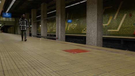 Passagier-Zu-Fuß-Auf-Bahnsteig.-U-Bahnstation