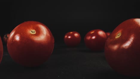 Zoomen-Sie-Auf-Mehrere-Tomaten,-Die-Mit-Einigen-Auf-Reben-Enden