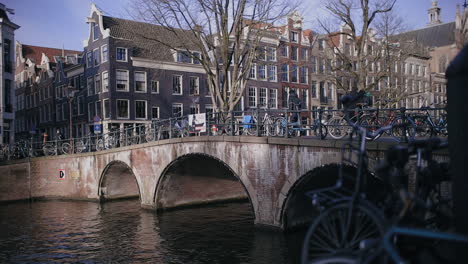 Amsterdam-Jordaan-neighbourhood,-bridge-over-canal-on-a-winter-day