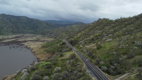 Los-Vehículos-Que-Suben-Y-Bajan-Por-La-Sierra-Conducen-A-Lo-Largo-Del-área-Recreativa-De-Rocas-Resbaladizas-En-Las-Estribaciones-De-Las-Sierras-En-El-Parque-Nacional-De-Sequoia,-California