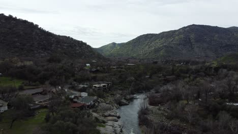 Antena-De-Three-Rivers-Village-En-El-Parque-Nacional-Sequoia,-California