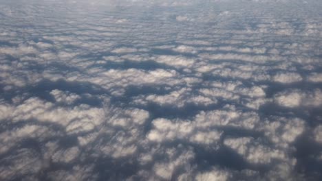 Mirando-Por-La-Ventana-Del-Avión-Hacia-Una-Cubierta-De-Nubes