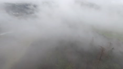 Statische-Aufnahme-Von-Dichtem-Nebel,-Der-Das-Vordach-Unter-Dem-Wallace-Denkmal-In-Stirling-Bedeckt