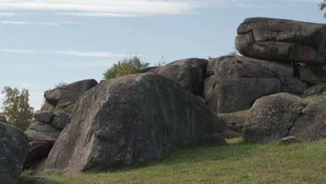 Shot-of-Devil's-Den-boulders-at-the-Gettysburg-National-Military-Park