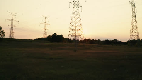 Silueta-De-Líneas-Eléctricas-De-Transmisión-Eléctrica-De-Alto-Voltaje-En-Campo-Rural