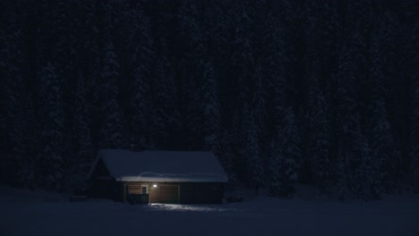 Lake-Louise-Cabin,-Night-Life,-Winter-Wonderland,-4K