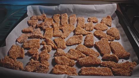 Preparing-to-bake-chicken-nuggets-on-baking-paper