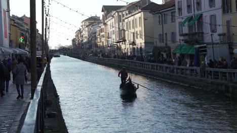 Menschen-Gehen-Am-Ufer-Des-Mailänder-Kanals-Naviglio-Entlang-Und-Entspannen-Sich-In-Den-Kneipen,-Mailand,-Italien