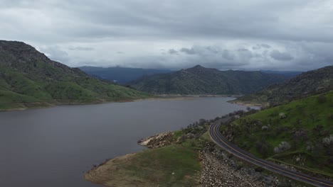 Lago-Kaweah-Lleno-De-Agua-Después-De-Días-De-Lluvia-Y-Nieve-En-Las-Montañas-De-Sierra-Nevada