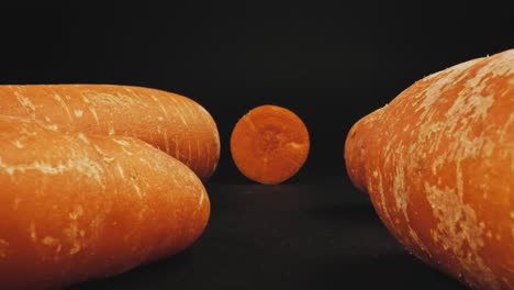 Makro-Einschieben-Eines-Karottenstücks-In-Einem-Schwarzen-Hintergrund-Mit-Einer-Sondenlinse