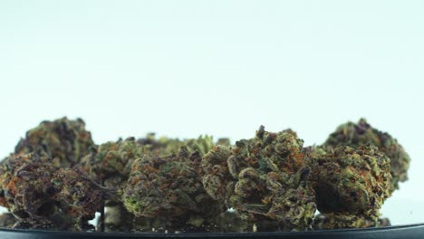 Nahaufnahme-Einer-Marihuana-Sativa-Sauer-Diesel-Blüte,-Grün-Und-Lila,-Auf-Einem-Rotierenden-Ständer,-4k-Video-In-Zeitlupe