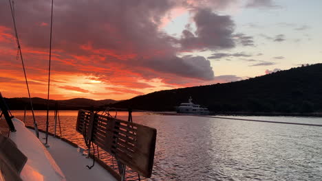 Sonnenuntergang-Am-Meer-Mit-Berg-Und-Großem-Boot-In-Der-Adria-Von-Kroatien
