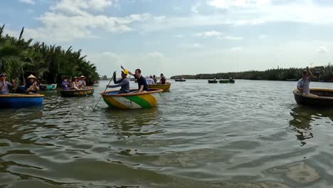 Tourist,-Der-Sich-Im-Traditionellen-Vietnamesischen-Korbboot-Herumdreht-Und-Spaß-Hat