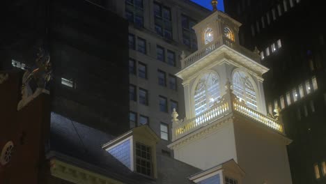 Altes-Staatshaus-Nachts-Beleuchtet-In-Boston,-Massachusetts,-Usa---Low-Angle-Shot