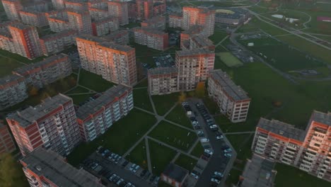 Eine-Luftaufnahme-Eines-Wohnviertels,-Das-Zu-Sowjetzeiten-Gebaut-Wurde