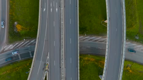 Stabile-Aussicht-Von-Einer-Hochlandstraße-Mit-Brücken-Und-Überführungen,-Auf-Denen-Autos-Und-Lastwagen-Fahren