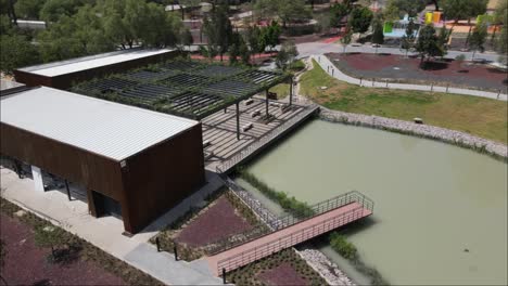 Drohnenansicht-Eines-Bauparks-Mit-Einem-Teich-Im-Zentrum-In-Mexiko