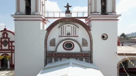Luftaufnahme-Ganz-In-Der-Nähe-Zeitlupe-Der-Glockentürme-Der-Kathedrale-Von-Almoloya-In-Mexiko-An-Einem-Sonnigen-Tag