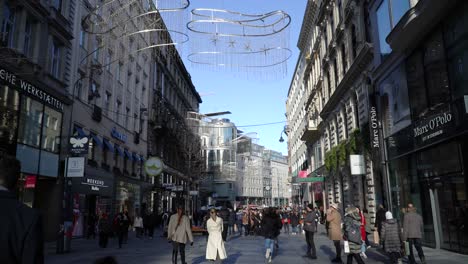 A-busy-street-of-shops-open-on-Christmas-day-in-Vienna,-Austria