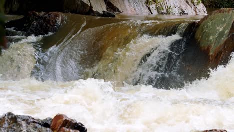 Wasser-Fließt-Und-Spritzt-In-Einem-Nebenfluss-In-Brasilien-Nach-Einem-Notwendigen-Regen-Während-Einer-Dürre