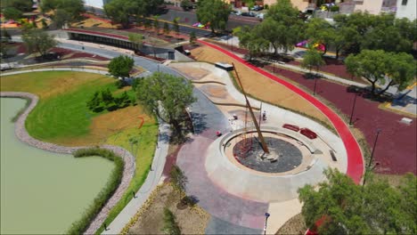 Vista-De-Drones-De-Un-Parque-De-Construcción-Con-Campo-De-Juego-Para-Niños-En-El-Centro-De-México
