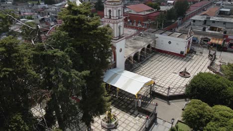 Luftaufnahme-Der-Kirche,-Die-Hinter-Den-Schönen-Bäumen-In-Mexiko-Hervorschaut