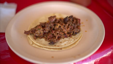 Nahaufnahme-Eines-Typisch-Mexikanischen-Gerichts-Namens-Taco-De-Panza,-Das-Ziegenmagen-Mit-Gewürzen-Gekocht-Hat