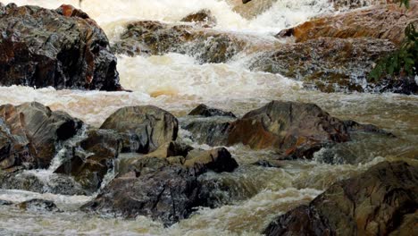 Rauschendes-Wasser,-Das-Nach-Einem-Regensturm-Im-Amazonas-regenwald-In-Brasilien-über-Felsen-Fließt