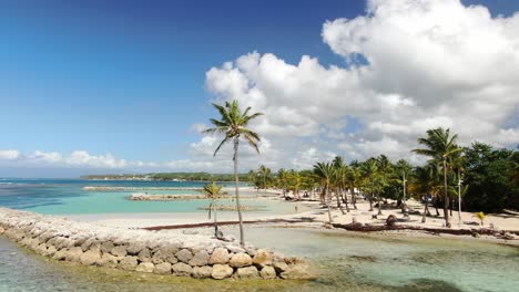 Drohnensequenz-Von-Weißem-Sandstrand-Mit-Wunderschöner-Wasserfarbe-In-Guadeloupe