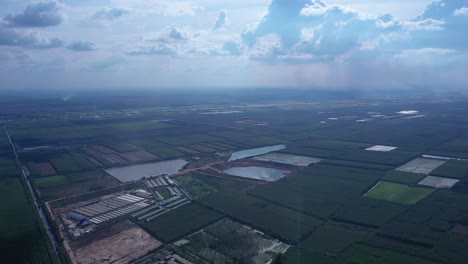 Blick-Aus-Großer-Höhe-Auf-Das-Ackerland-Im-Mekong-Delta-Mit-Reisfeldern-Und-Fischzucht