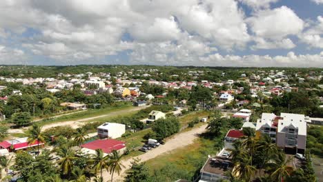 Drohnensequenz-Eines-Dorfes-In-Guadeloupe-Bei-Schönem-Wetter
