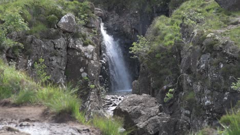 Wasserfall-Vom-Fußweg-An-Den-Fairy-Pools-Auf-Der-Isle-Of-Skye-Aus-Gesehen