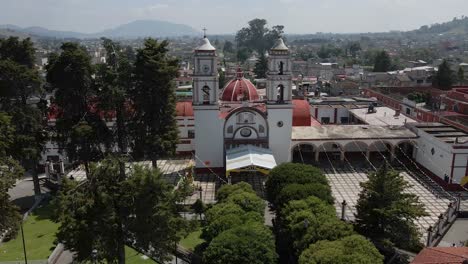 Toma-Aerea-De-La-Iglesia-Y-El-Jardin-Principal-De-Jalisco-Mexico