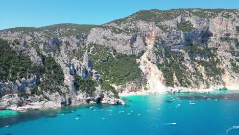 Küste-Von-Baunei-Und-Strand-Von-Cala-Goloritze---Touristenbootsausflüge-Während-Des-Urlaubs-In-Sardinien,-Italien---Antenne-4k