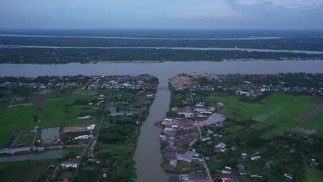 Vista-Aérea-De-Hornos-De-Ladrillos-Y-Canal-En-Vinh-Long-En-El-Delta-Del-Mekong,-Vietnam