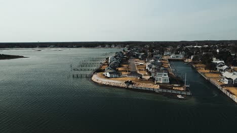 Küstenhäuser-Auf-Dem-Wasser-In-Cape-Cod,-Massachusetts