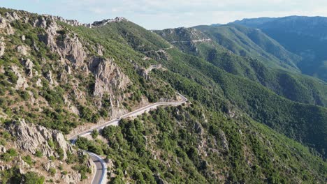 Panoramastraße-Und-Grüne-Bergklippen-In-Sardinien,-Italien---Antenne-4k