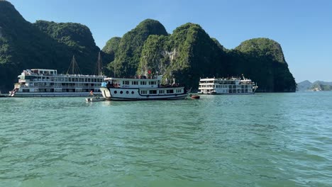 Junk-boats-sailing-among-Rock-formations-in-Halong-Bay-on-a-sunny-day